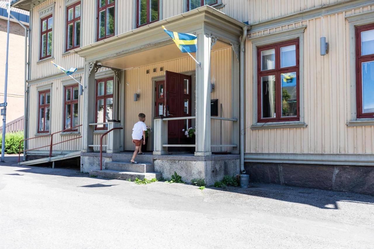 Jaernvaegshotellet B&B Skara Eksteriør bilde